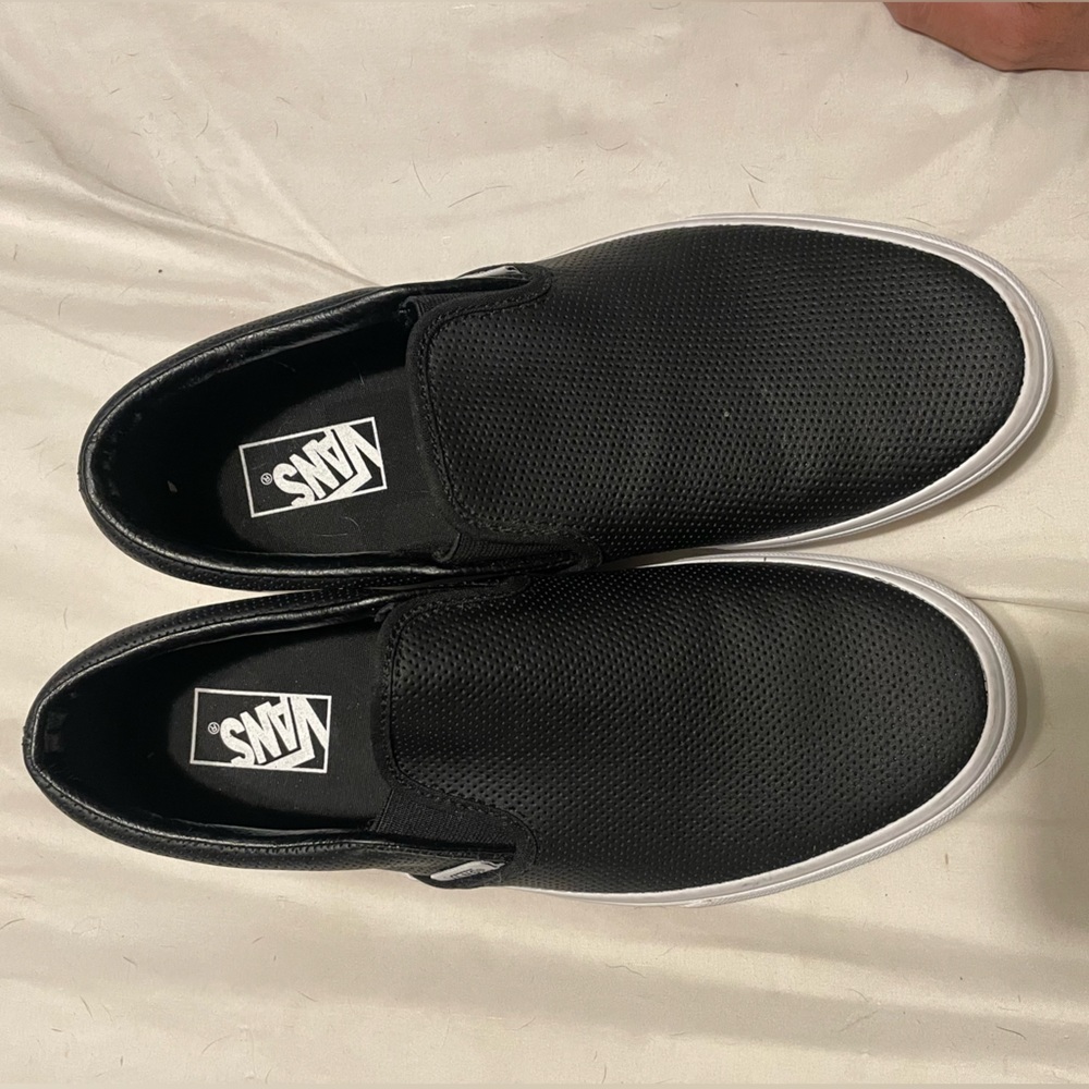 SLIP-ON PERF LEATHER SHOE size 9.5 Mens
